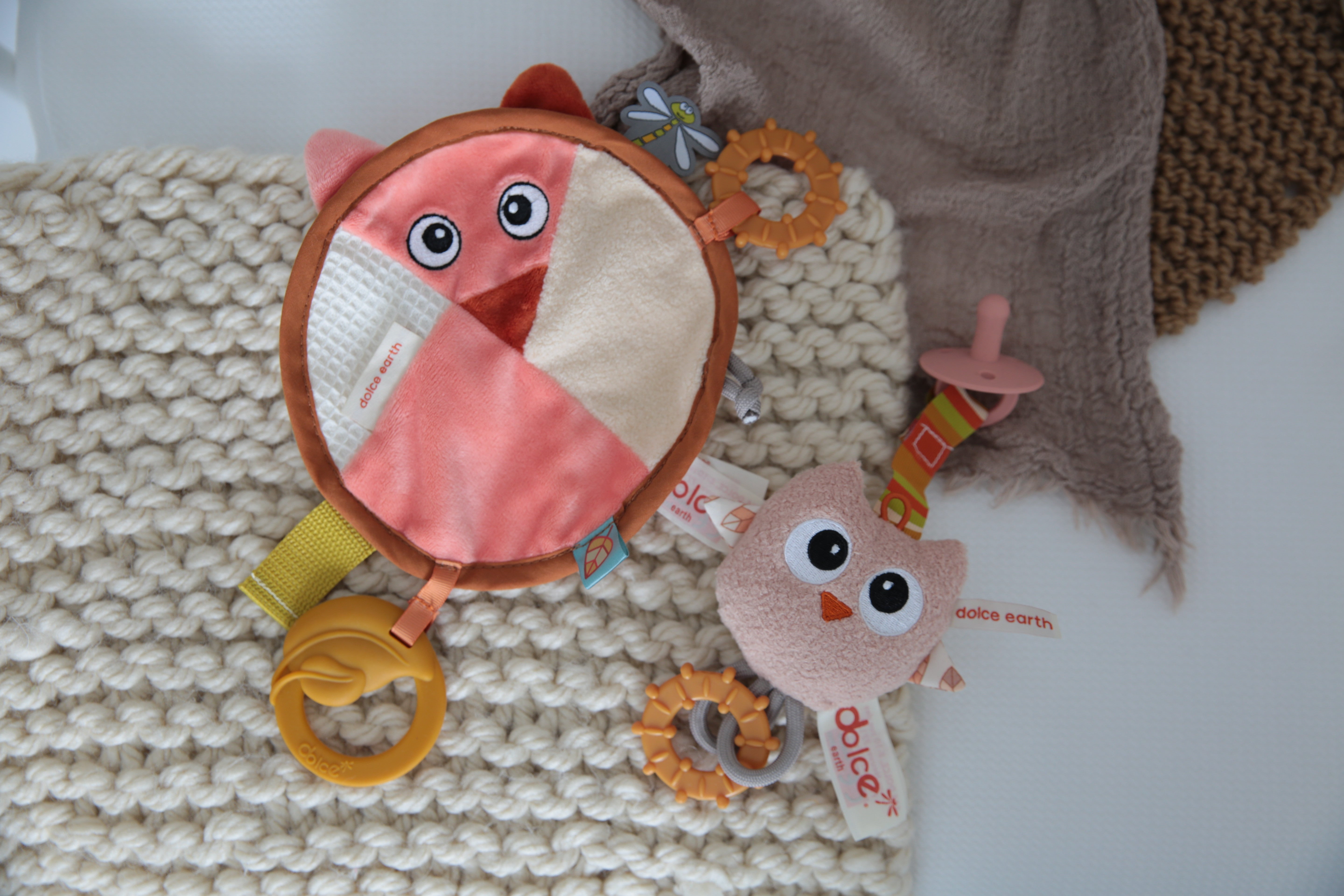 Alternative view of Dolce Plush Fiona Fox & Ollie Owl Comforter and Pacifier Holder Set