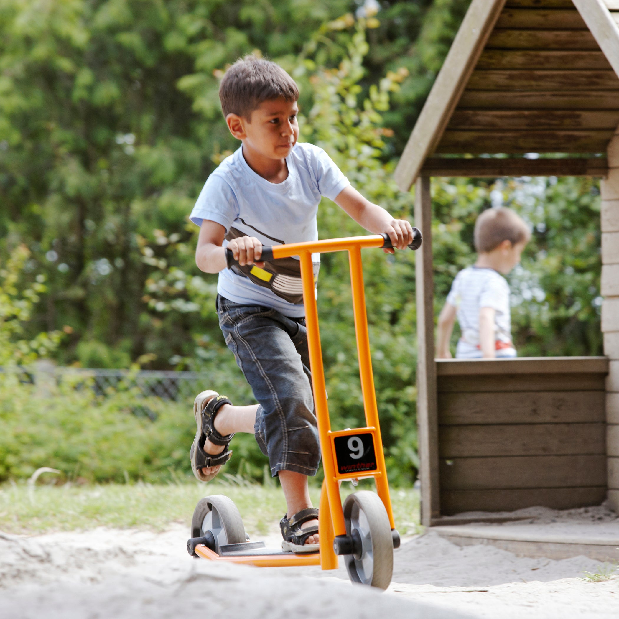 Alternative view of Winther Circleline Scooter: Masterful Coasting Adventure